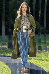 defile-ulla-johnson-printemps-ete-2022-new-york-look-3.thumb.jpg.07f99d15aa17482d000be5f8ec4641bc.jpg
