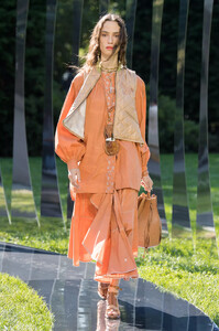 defile-ulla-johnson-printemps-ete-2022-new-york-look-31.thumb.jpg.1f9d8634174bf0aa0b9f24988bd02735.jpg