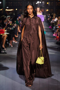 defile-valentino-printemps-ete-2022-paris-look-27.thumb.jpg.7ae24f817906f375b4f05afce89af99a.jpg