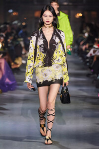defile-valentino-printemps-ete-2022-paris-look-57.thumb.jpg.70b7bc3f94d8eb6985534cc1bcca6f07.jpg