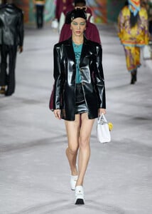 defile-versace-printemps-ete-2022-milan-look-15.thumb.jpg.99934434baef2d8cf8b99bf858c5c4e2.jpg