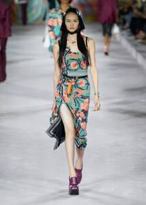 defile-versace-printemps-ete-2022-milan-look-22.thumb.jpg.09ba054f8109a934191aaec78f41f208.jpg