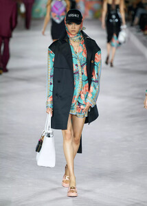 defile-versace-printemps-ete-2022-milan-look-24.thumb.jpg.8c8c26c622b822c599664d3b8b1b3114.jpg