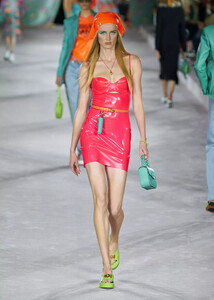 defile-versace-printemps-ete-2022-milan-look-37.thumb.jpg.139300919ea245d9bf43e7e9048ef6e4.jpg