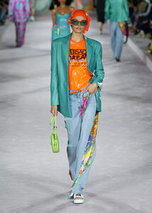 defile-versace-printemps-ete-2022-milan-look-38.thumb.jpg.3b57affec2d558d7e39772609bc470cf.jpg