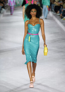 defile-versace-printemps-ete-2022-milan-look-39.thumb.jpg.b0143fe0797e488793d01332a2f2c2e1.jpg