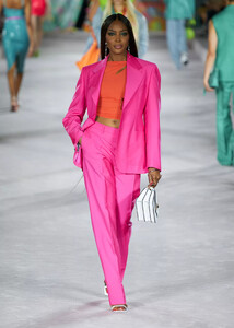 defile-versace-printemps-ete-2022-milan-look-41.thumb.jpg.13bd5d15c3076b4bab75eb8ea4b05aff.jpg