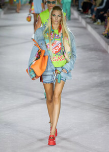 defile-versace-printemps-ete-2022-milan-look-42.thumb.jpg.24b8bca2b40ec2d89c46d2372420b0b8.jpg