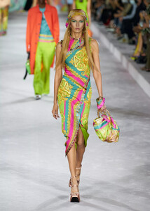 defile-versace-printemps-ete-2022-milan-look-49.thumb.jpg.c1f069239372b6a6c062681363fe3329.jpg
