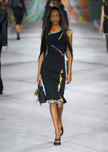 defile-versace-printemps-ete-2022-milan-look-6.thumb.jpg.0ee665fe4ea226aa87260930af734bba.jpg