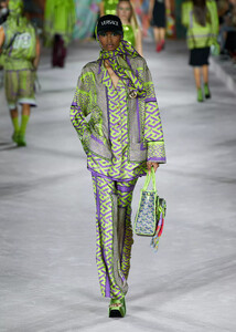 defile-versace-printemps-ete-2022-milan-look-61.thumb.jpg.d3c2c55d08679b1b178254fc7a7790bd.jpg