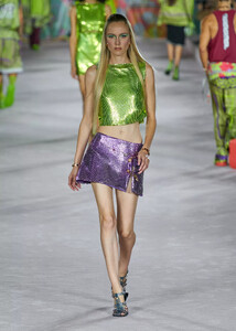 defile-versace-printemps-ete-2022-milan-look-62.thumb.jpg.833e762d65e595c3ea56d4c48a1e104c.jpg