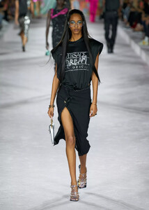 defile-versace-printemps-ete-2022-milan-look-72.thumb.jpg.646e26bc6e5e43d600ed22edd83d6d90.jpg