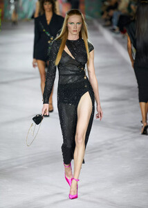 defile-versace-printemps-ete-2022-milan-look-74.thumb.jpg.e604ef5d4355c706dc2a52a4065130fa.jpg