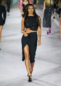 defile-versace-printemps-ete-2022-milan-look-77.thumb.jpg.8e7551c5819f6691be92bf3f21848150.jpg