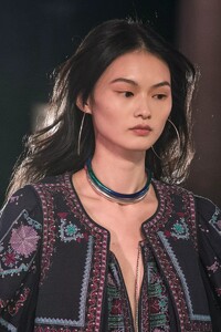 detail-defile-isabel-marant-printemps-ete-2022-paris-detail-96.thumb.jpg.88c8b02af0b11b13e357029cb932c905.jpg
