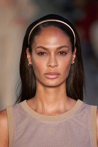 detail-defile-max-mara-printemps-ete-2022-milan-detail-2.thumb.jpg.8cdc281c7df6d7d6b678245f77491ad2.jpg