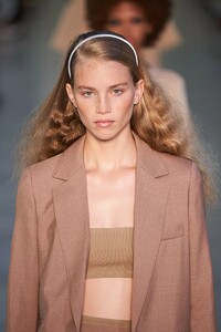 detail-defile-max-mara-printemps-ete-2022-milan-detail-34.thumb.jpg.3ed0623175caa197bcd550ab15459994.jpg