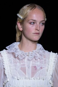 detail-defile-simone-rocha-printemps-ete-2022-londres-detail-109.thumb.jpg.e8953f1515afe512bab4961514ed9e16.jpg