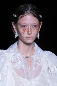 detail-defile-simone-rocha-printemps-ete-2022-londres-detail-173.thumb.jpg.d56e7db6ea2afbdb3383d5e33c815618.jpg