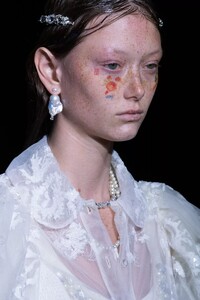 detail-defile-simone-rocha-printemps-ete-2022-londres-detail-175.thumb.jpg.79d6303141672515584ef41083a57c5f.jpg