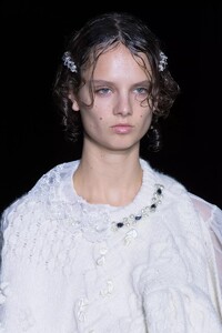 detail-defile-simone-rocha-printemps-ete-2022-londres-detail-22.thumb.jpg.183e28a6cde1c85413815b11d5cd7fb3.jpg