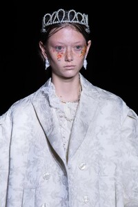detail-defile-simone-rocha-printemps-ete-2022-londres-detail-34.thumb.jpg.2449707f15e25286f8c1ad89f6621616.jpg