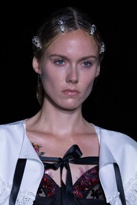 detail-defile-simone-rocha-printemps-ete-2022-londres-detail-46.thumb.jpg.73ee6ef9d2415a4cc980eb8cc4dd49c0.jpg