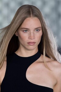 detail-defile-stella-mccartney-printemps-ete-2022-paris-detail-15.thumb.jpg.7e83ac73de0a6427b49e0f828f514e57.jpg
