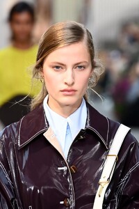 detail-defile-tory-burch-printemps-ete-2022-new-york-detail-13.thumb.jpg.fa3f47925da8738b64c5f64aa352e6c1.jpg