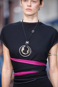 detail-defile-tory-burch-printemps-ete-2022-new-york-detail-58.thumb.jpg.263483056dc1311ba40ff7b713556672.jpg