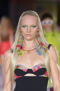 detail-defile-versace-printemps-ete-2022-milan-detail-102.thumb.jpg.ea94520956efc0a45c9371089d99f18c.jpg