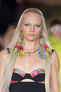 detail-defile-versace-printemps-ete-2022-milan-detail-103.thumb.jpg.982ed68e8fdaa30baa5b6aa5661cc8b3.jpg