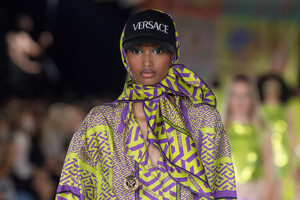 detail-defile-versace-printemps-ete-2022-milan-detail-111.thumb.jpg.c78689eb19541bb46b12937d252343c1.jpg