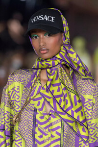 detail-defile-versace-printemps-ete-2022-milan-detail-112.thumb.jpg.5977973d9991b97e2cd42459ae4e499d.jpg