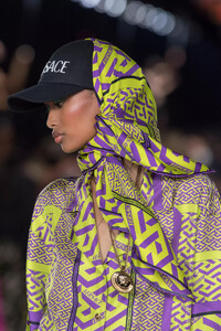 detail-defile-versace-printemps-ete-2022-milan-detail-113.thumb.jpg.1928a6ba49596f11f98cf06d98292516.jpg