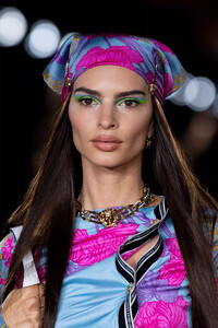 detail-defile-versace-printemps-ete-2022-milan-detail-269.thumb.jpg.3c9ee3686b1108a02fbb9ba813a04d59.jpg
