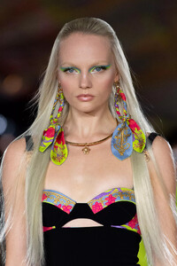 detail-defile-versace-printemps-ete-2022-milan-detail-362.thumb.jpg.318e06efb12b7687714e45e413bf730f.jpg