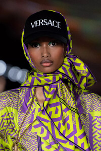 detail-defile-versace-printemps-ete-2022-milan-detail-385.thumb.jpg.592a5e24ef34fa25e16bdf0f9fe16271.jpg