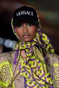detail-defile-versace-printemps-ete-2022-milan-detail-386.thumb.jpg.19a20c288dc30658119cfd08608029df.jpg