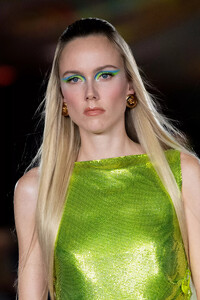 detail-defile-versace-printemps-ete-2022-milan-detail-391.thumb.jpg.fd00a77a8bc22fe499d867ee68f37cb2.jpg