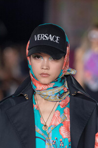 detail-defile-versace-printemps-ete-2022-milan-detail-40.thumb.jpg.a912793f66c4a3b65adb458192b53bb8.jpg