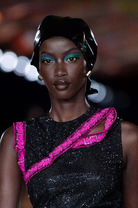 detail-defile-versace-printemps-ete-2022-milan-detail-410.thumb.jpg.1c806d04c67aa913780a531509a54538.jpg