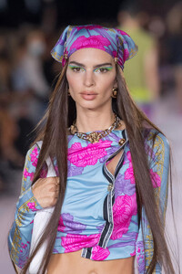 detail-defile-versace-printemps-ete-2022-milan-detail-56.thumb.jpg.fcc3888921c5a8f38001dc3720907171.jpg