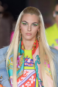 detail-defile-versace-printemps-ete-2022-milan-detail-78.thumb.jpg.03e0f3986acfccd82d768a7f5aad7cef.jpg