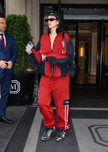 dua-lipa-leaves-her-hotel-in-new-york-04-28-2023-2.jpg