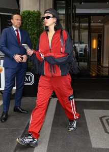 dua-lipa-leaves-her-hotel-in-new-york-04-28-2023-6.jpg