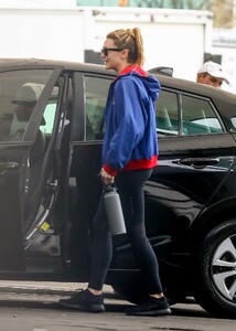 elizabeth-olsen-at-a-carwash-in-los-angeles-04-12-2023-0.jpg