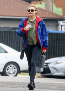 elizabeth-olsen-at-a-carwash-in-los-angeles-04-12-2023-1.jpg