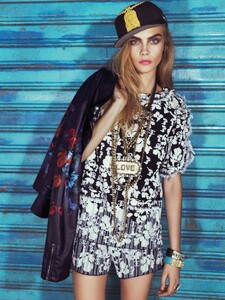 fashion_scans_remastered-cara_delevingne-vogue_brazil-february_2014-scanned_by_vampirehorde-hq-4.thumb.jpg.3292fb992111bdae9d968201ef6ea44d.jpg